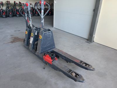 une photo d'un chariot élévateur garé dans un garage