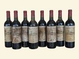 six bouteilles de vin sont alignées dans une rangée
