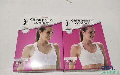 deux boîtes de soutiens-gorge « Caren - Easy Comfort » posées sur une table