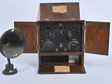 an old fashioned radio set up with a speaker and a speakerphone