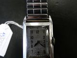une photo d'une montre posée sur une table, avec une étiquette de prix