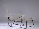 une image représentant une chaise blanche et un repose-pieds, sur fond blanc