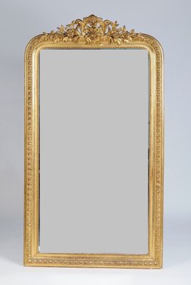 un miroir à cadre doré posé sur une table blanche
