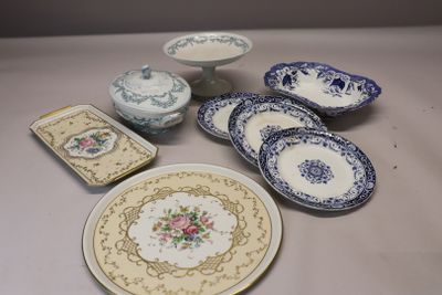 beaucoup d'assiettes et de bols sur la table