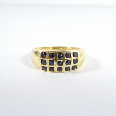 une image représentant une bague en or sertie de pierres bleues