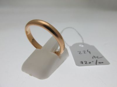 une bague en or à laquelle est attachée une étiquette de prix