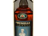 une image représentant une bouteille d'alcool dans une boîte, posée sur une surface blanche