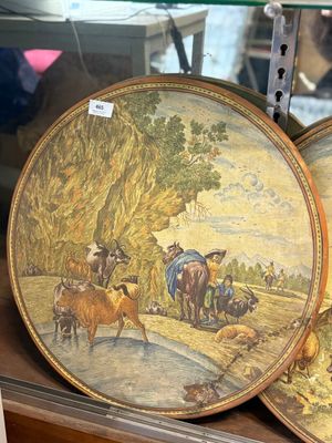 trois assiettes décoratives exposées dans une vitrine