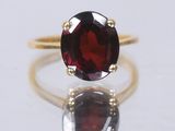 une image d'une bague sertie d'une garnétite