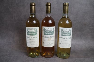 trois bouteilles de vin posées l'une à côté de l'autre sur une table