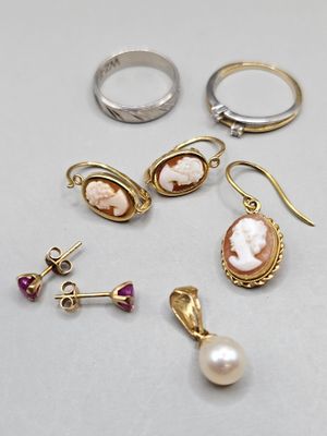 gros plan d'un bouquet de bijoux sur une table