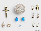 un petit assortiment d'objets religieux disposés sur un fond blanc