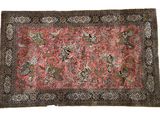 un tapis persan ancien orné d'oiseaux et de fleurs sur fond rose