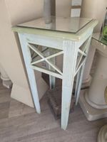 Une sellette carrée en bois