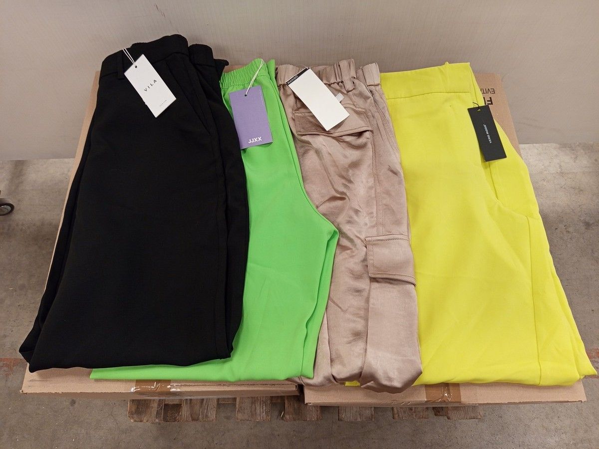 Lot de 50 pantalons (très grande variété de modèle) - pour femmes - 100% marques - Neuf, avec étiquette - 2 cartons