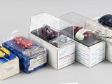 beaucoup de petites voitures et de boîtes sur la table