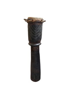 un petit objet en bois surmonté d'une corde