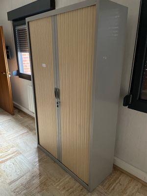 2 armoires hautes et basses métalliques à volets coulissants + 4 burea