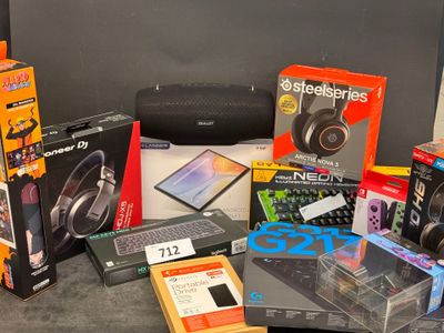 plusieurs boîtes contenant du matériel électronique posées sur une table sur laquelle se trouve un ordinateur portable