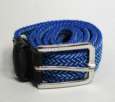 un gros plan d'une ceinture bleue et noire munie d'une boucle métallique