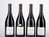trois bouteilles de vin sont alignées sur une surface blanche