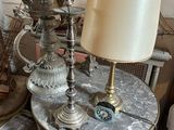 une table sur laquelle se trouvent une lampe et un abat-jour