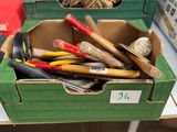 une boîte remplie d'outils posée sur une table