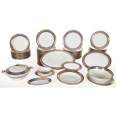Il y a toutes sortes d'assiettes et de bols sur cette table.