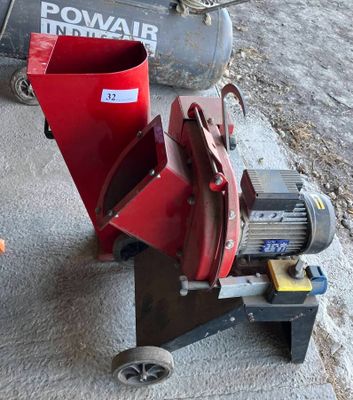 une petite machine rouge posée sur le sol