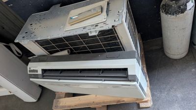 une pile de climatiseurs posée sur une palette