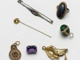 plusieurs types de broches et d'épingles disposés sur un fond blanc