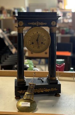 une horloge posée sur une table dans une pièce