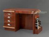 une photo d'un bureau en bois avec un plateau en verre
