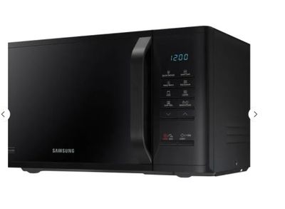 gros plan d'un four à micro-ondes sur fond blanc