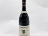 une bouteille de vin posée sur une table