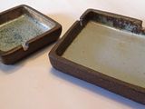 deux petits plats carrés posés sur une table