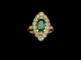 une bague en émeraude et diamant