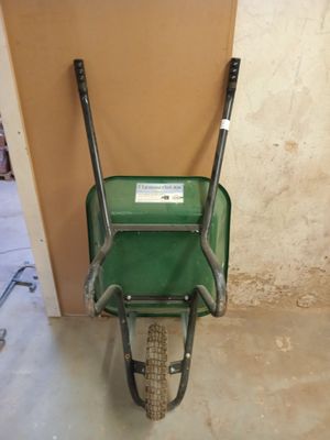 une brouette verte dans un coin de la pièce