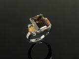 une photo d'une bague sertie d'un quartz fumé et d'un saphir jaune