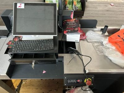 un ordinateur portable posé sur une table