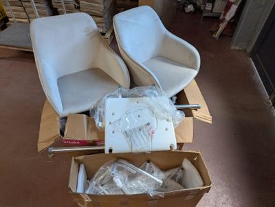 deux chaises blanches dans un carton posé par terre