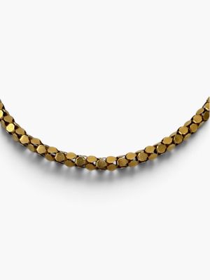 un collier en or sur fond blanc