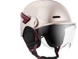 une image représentant un casque muni d'une visière et de lunettes de protection sur fond blanc
