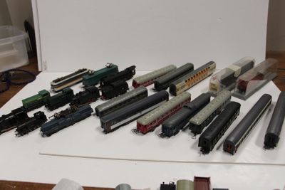 un grand nombre de trains miniatures posés sur une table