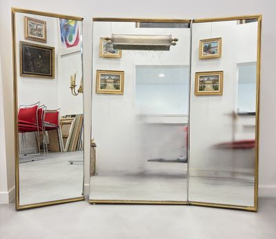 un grand miroir dans le coin d'une pièce