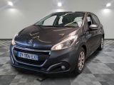 la voiture grise est garée dans le garage sur le sol en damier
