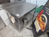 une table placée au milieu d'une cuisine