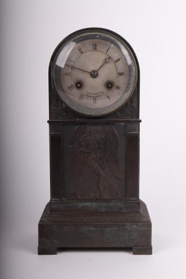 une petite horloge posée sur une table