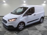la camionnette blanche est garée sur le sol en damier d'un garage