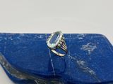un gros plan d'une pierre bleue sur laquelle repose une bague